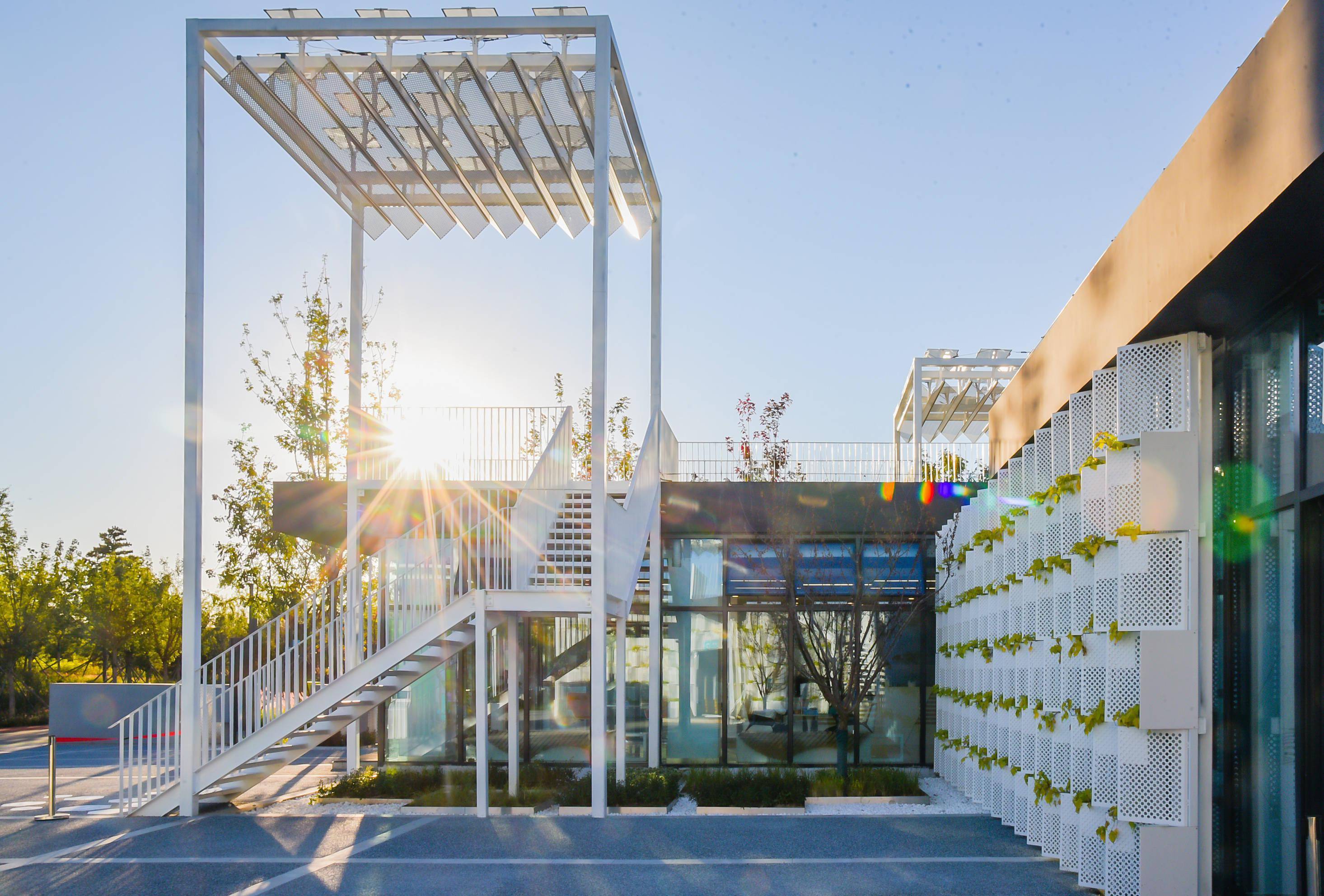 "总部办公 创意办公"的低密办公新生态,其建筑外立面通体采用玻璃幕墙