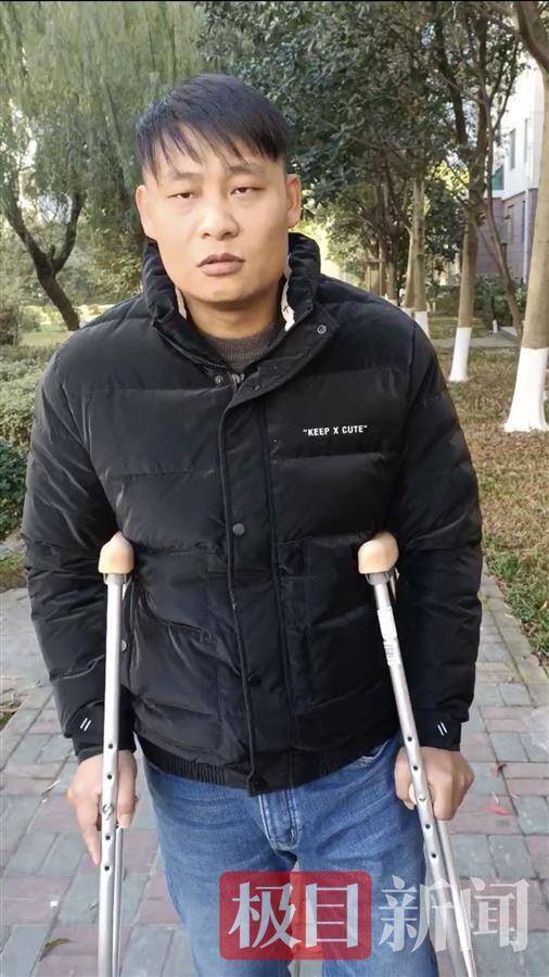 江苏一宝马司机掌掴拄拐男子,被打者:我懂法所以没