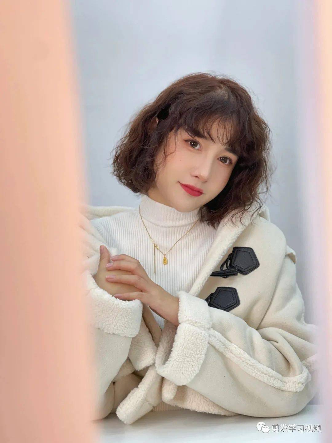 给人慵懒感的发型,很时尚潮流,可爱的羊毛卷短发,温柔减龄不失气质.