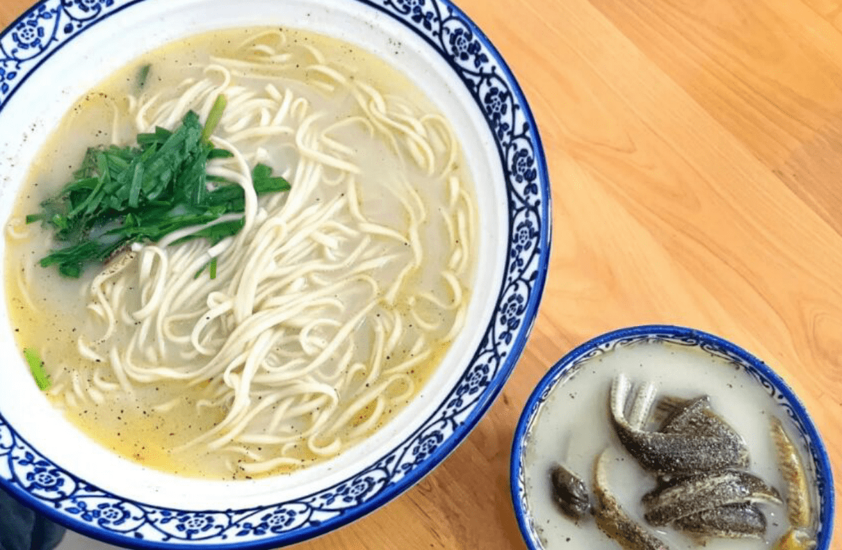 扬州这家长鱼面馆因上过cctv走红老板亲自下河捉的长鱼格外鲜