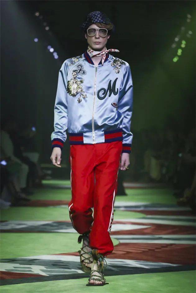 de 法国时尚圈力捧的设计新秀，还是位脸蛋天才~