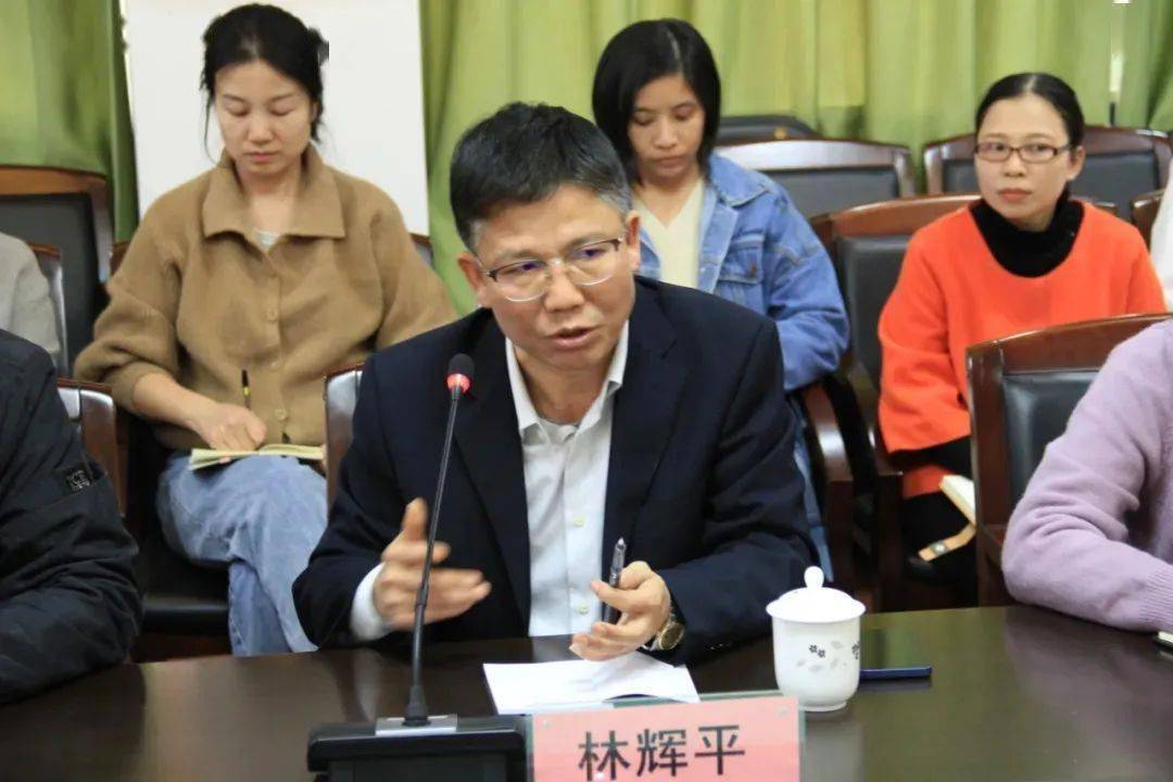 首先,汕头市教师发展中心主任林惜平,龙湖区教育局副局长林辉平,广东