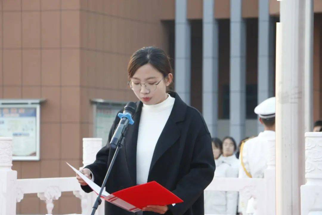 德州一中举行燃己微光筑梦强国纪念一二九运动主题升旗仪式