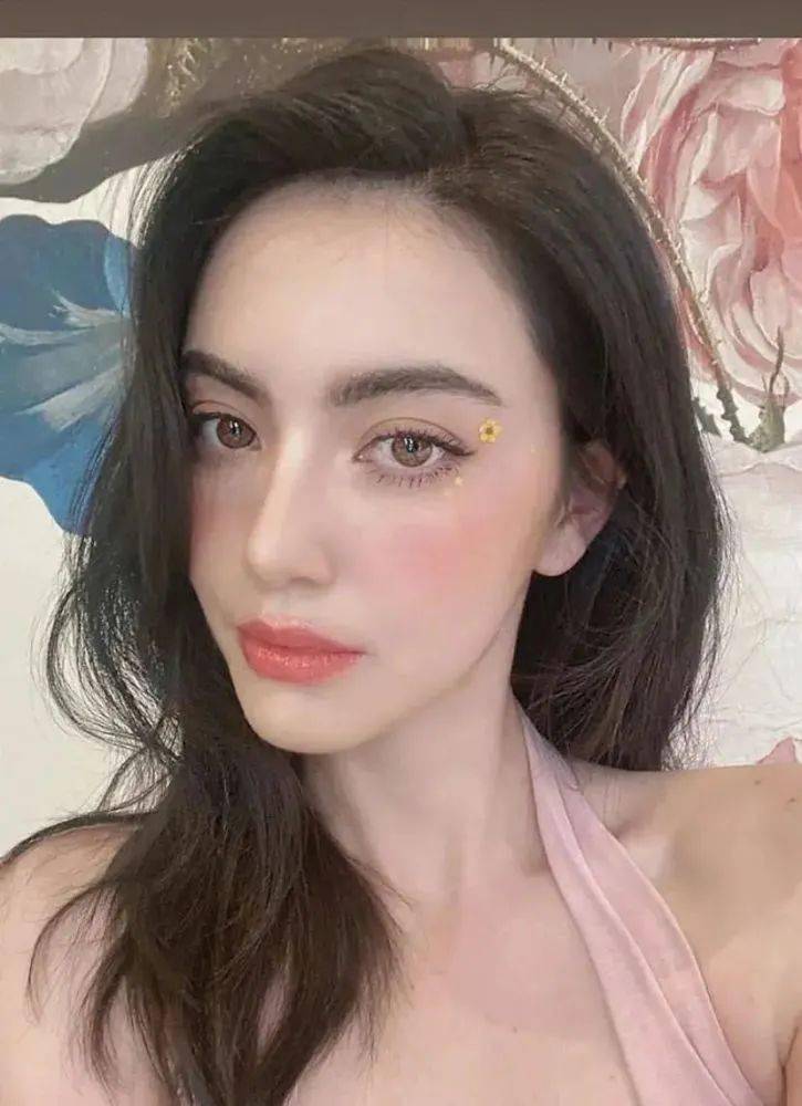 姐妹们,混血泰式妆,学会这几个妆容重点,自带撩人明艳感!