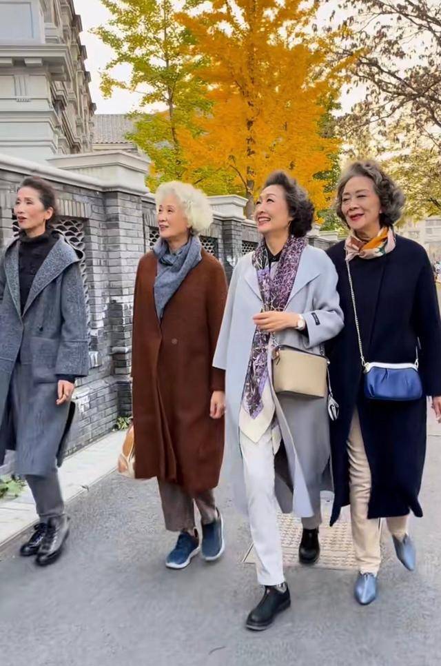 上了年纪不扮嫩反而显气质学四位80岁奶奶这样穿优雅老去才美