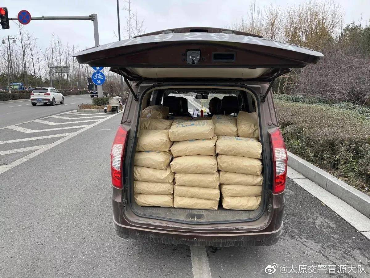 太原交警查获多辆面包车改装拉货_进行_车辆_改型