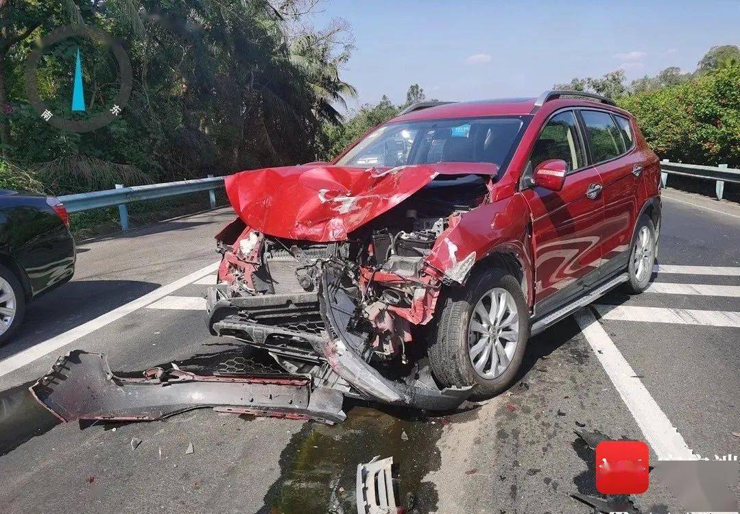 事故现场,多车受损严重