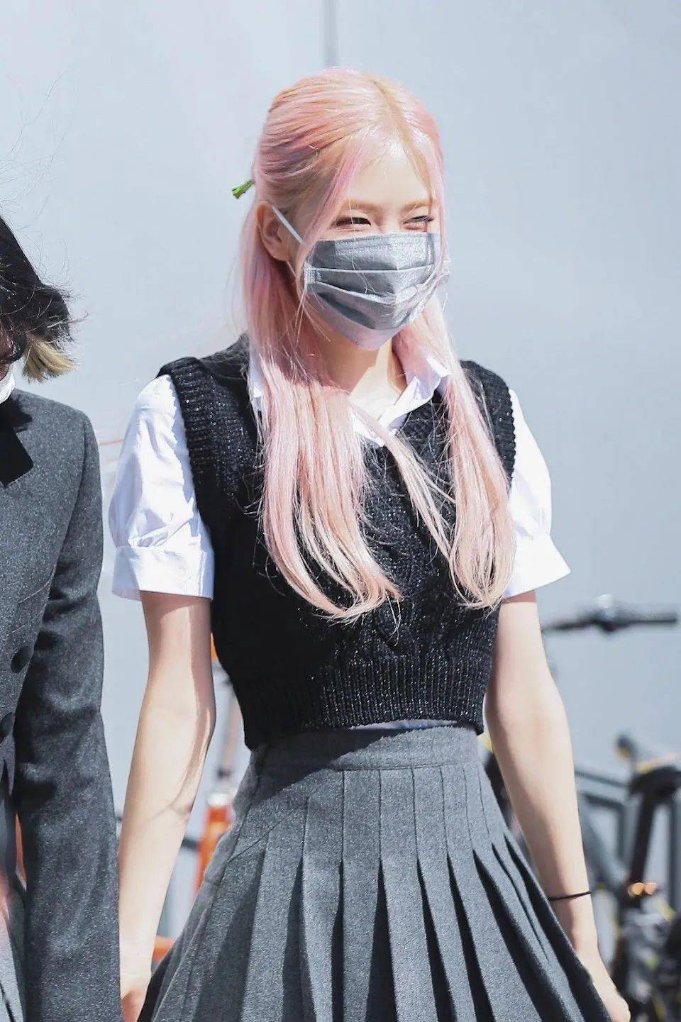 黑色 周雨彤白鹿的针织马甲也太上头了吧!赶紧学起来