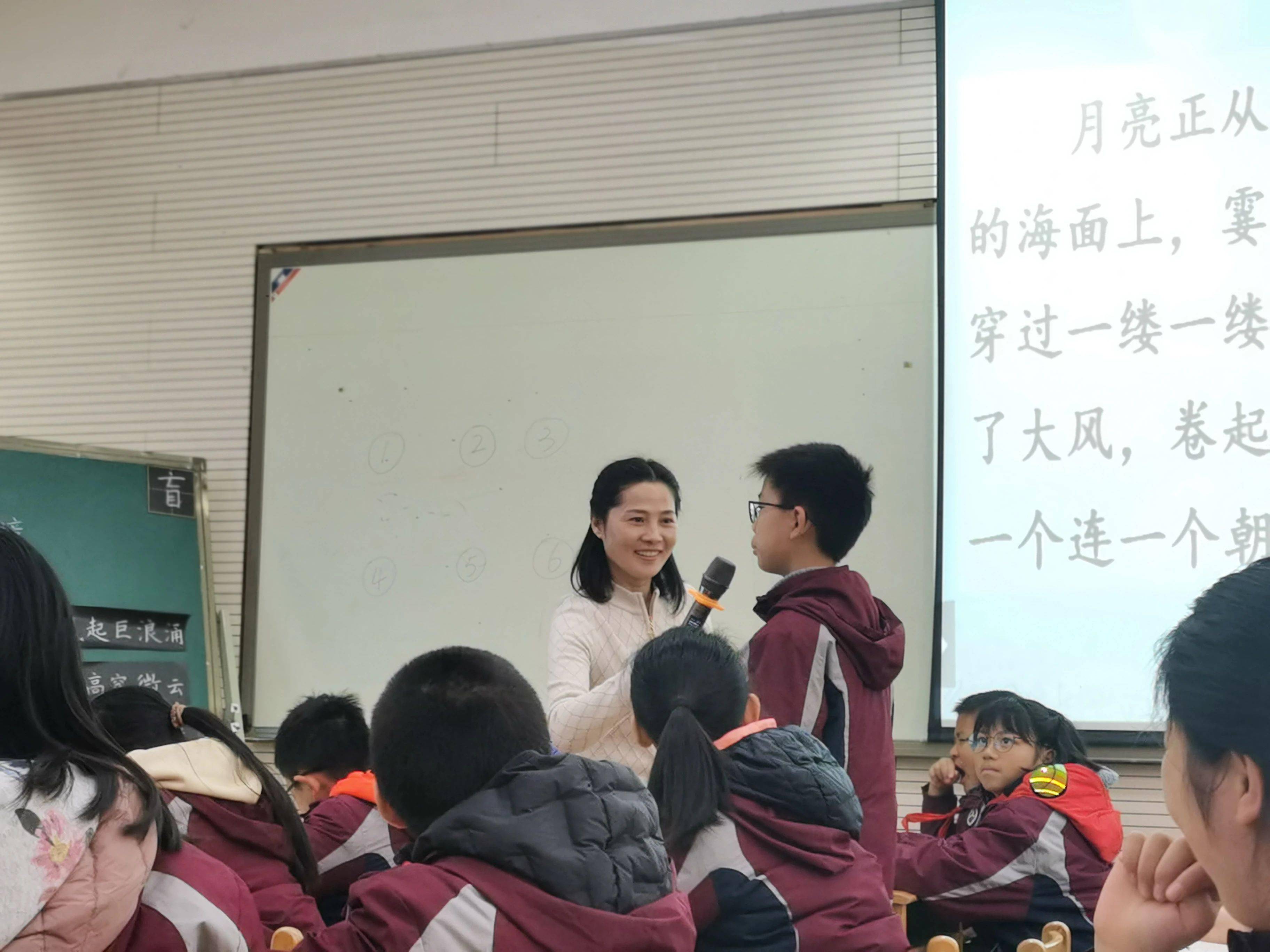 接着,由师父杨巧云老师和六(4)班同学带来的《月光曲》第二课时,杨