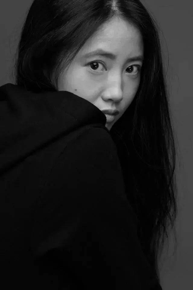 艺术世界繁乱的线条和淡淡的色彩徐华翎工笔人物