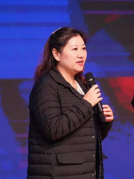 由于无法亲临现场,中国戏剧家协会分党组成员,秘书长崔伟用一段vcr