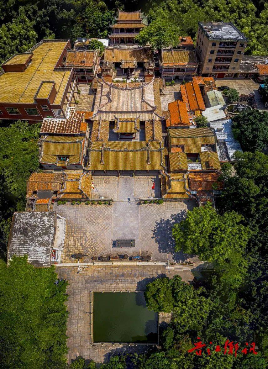 安海龙山寺全景图当他们到达台湾,生活安定之后,就会建寺将香火袋