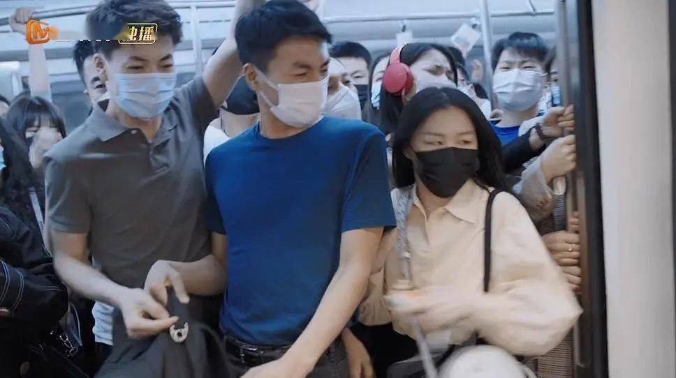 表姐|“我在县城比赛相亲，她在北京比赛加班”