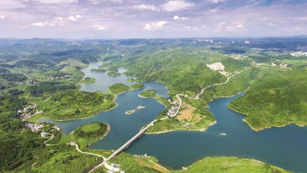 红色传承绿色发展美丽幸福新遵义播州区乡愁盛开花繁叶茂