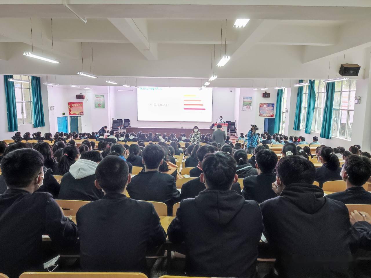 双柏县一中举办近视防控知识讲座