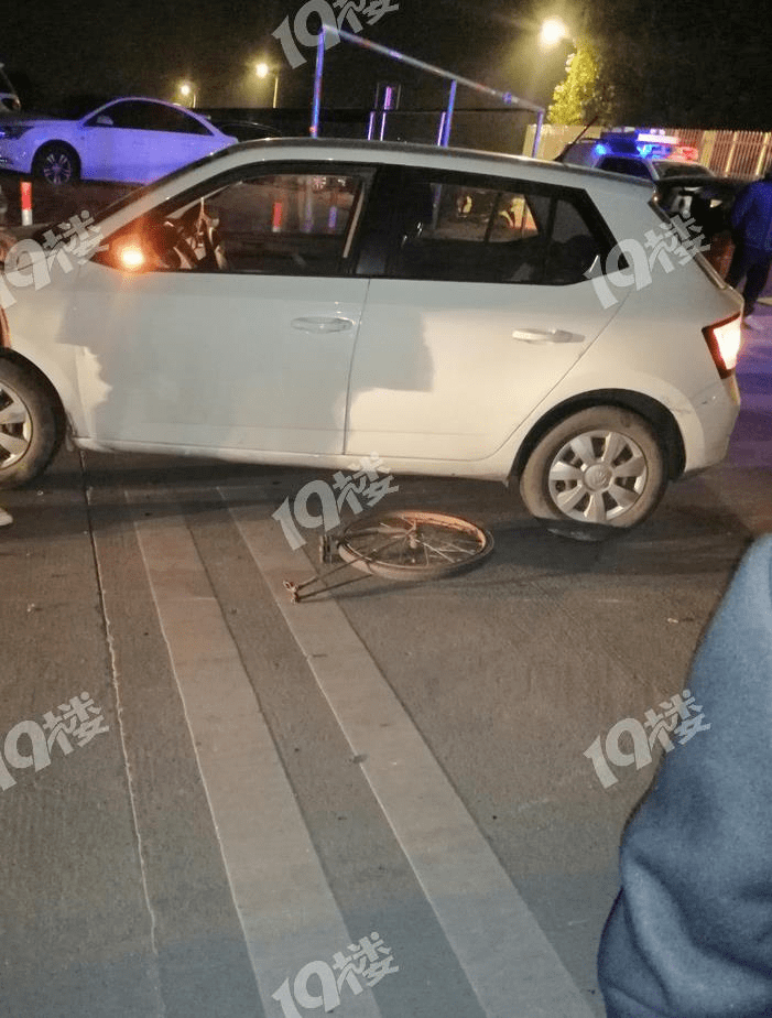 昨晚曹庄黎明苑发生惨烈车祸车主头部受伤地面一滩血现场曝光小三轮