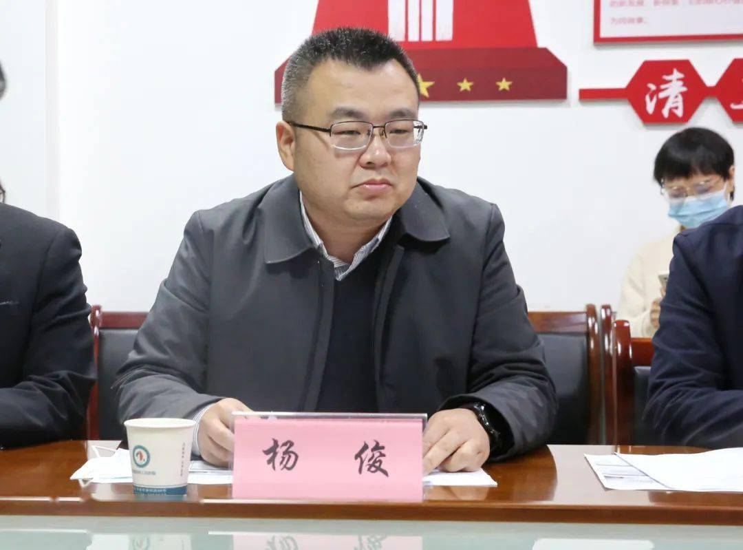 区人民政府副区长杨俊对莅临医院进行检查指导的领导,专家进行了简单