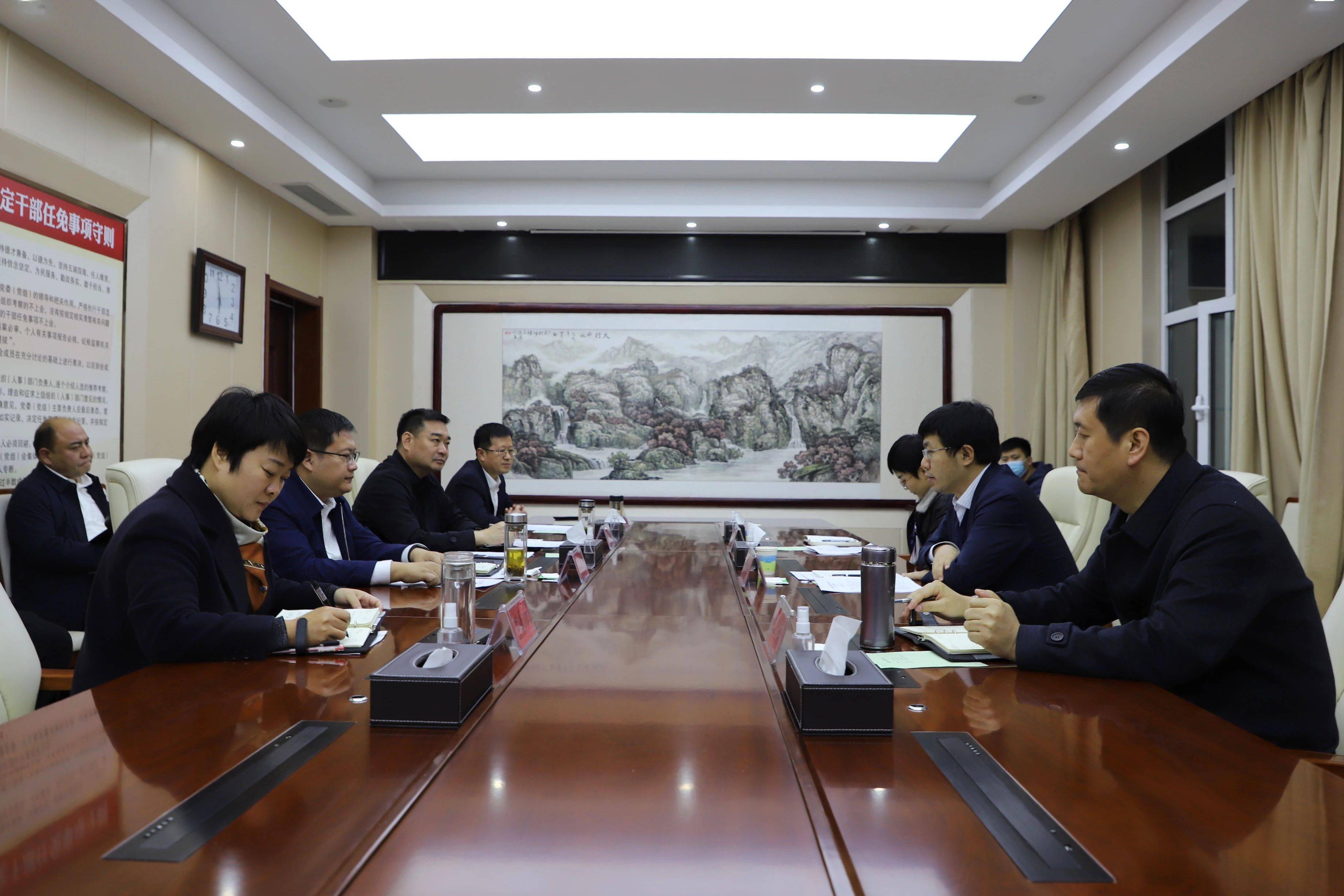 12月7日下午,馆陶县委书记王立伟一行来峰交流座谈,区委书记孙亚鹍