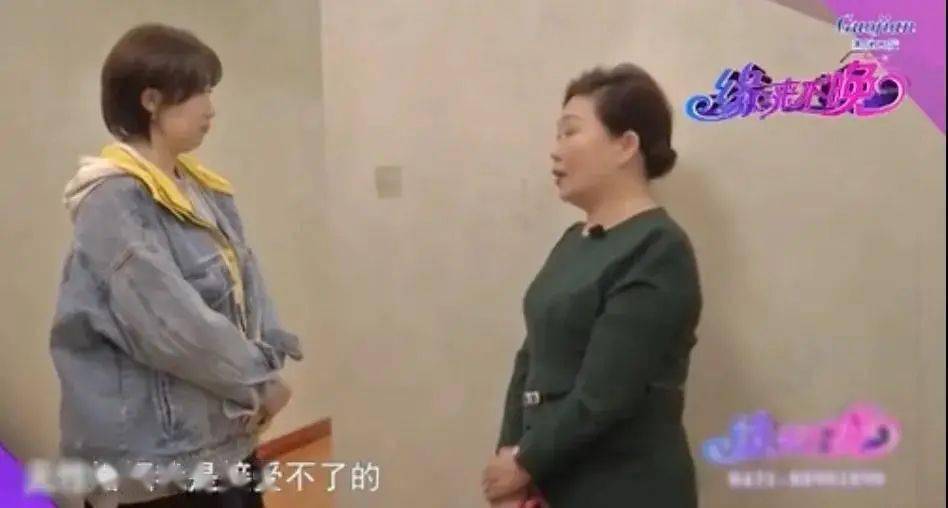 广州上海阿姨街拍火了：穿吊带，做美甲，买菜也要拎LV