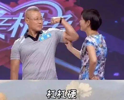 广州上海阿姨街拍火了：穿吊带，做美甲，买菜也要拎LV