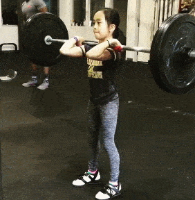 11岁小女孩举重完爆99的成年男性网友怕是长不高了