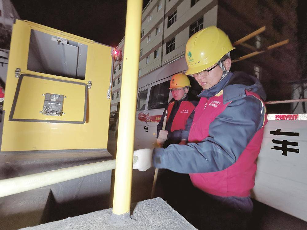 寒夜中的"光明使者"