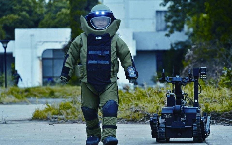"拆弹专家"的那些高科技排爆装备_进行_排爆机器人_干扰