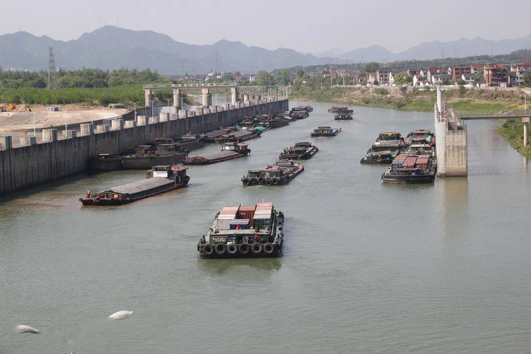 创新高富春江船闸年过闸量首次突破2000万吨