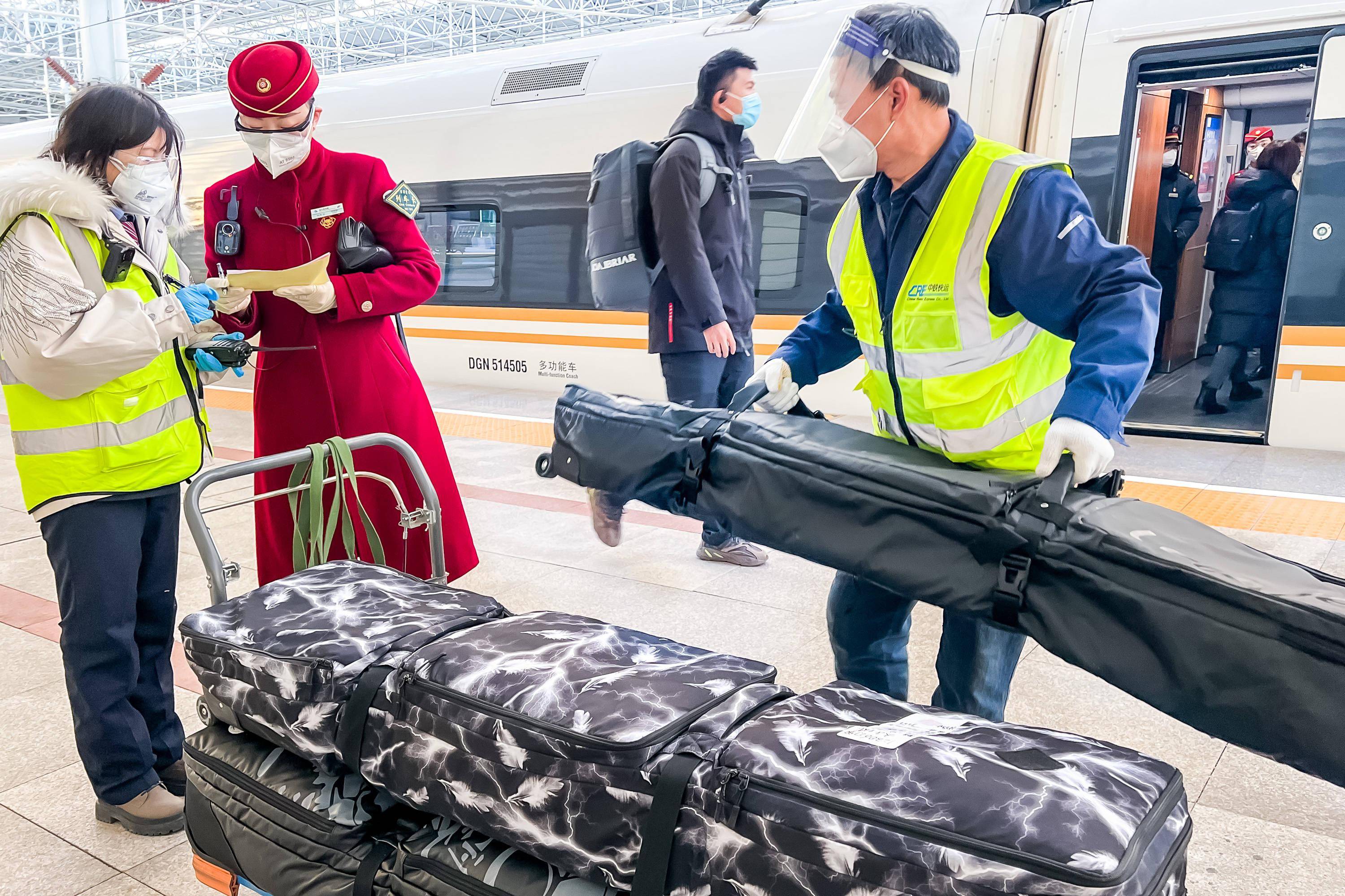 进隧道前带乘客做 耳鸣操 京张 雪之梦 乘务组升级服务 旅客 车厢 冬奥