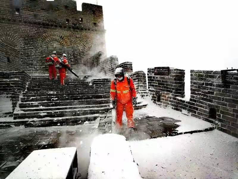 景区|雪中八达岭长城，这道橘红色“风景”也很美