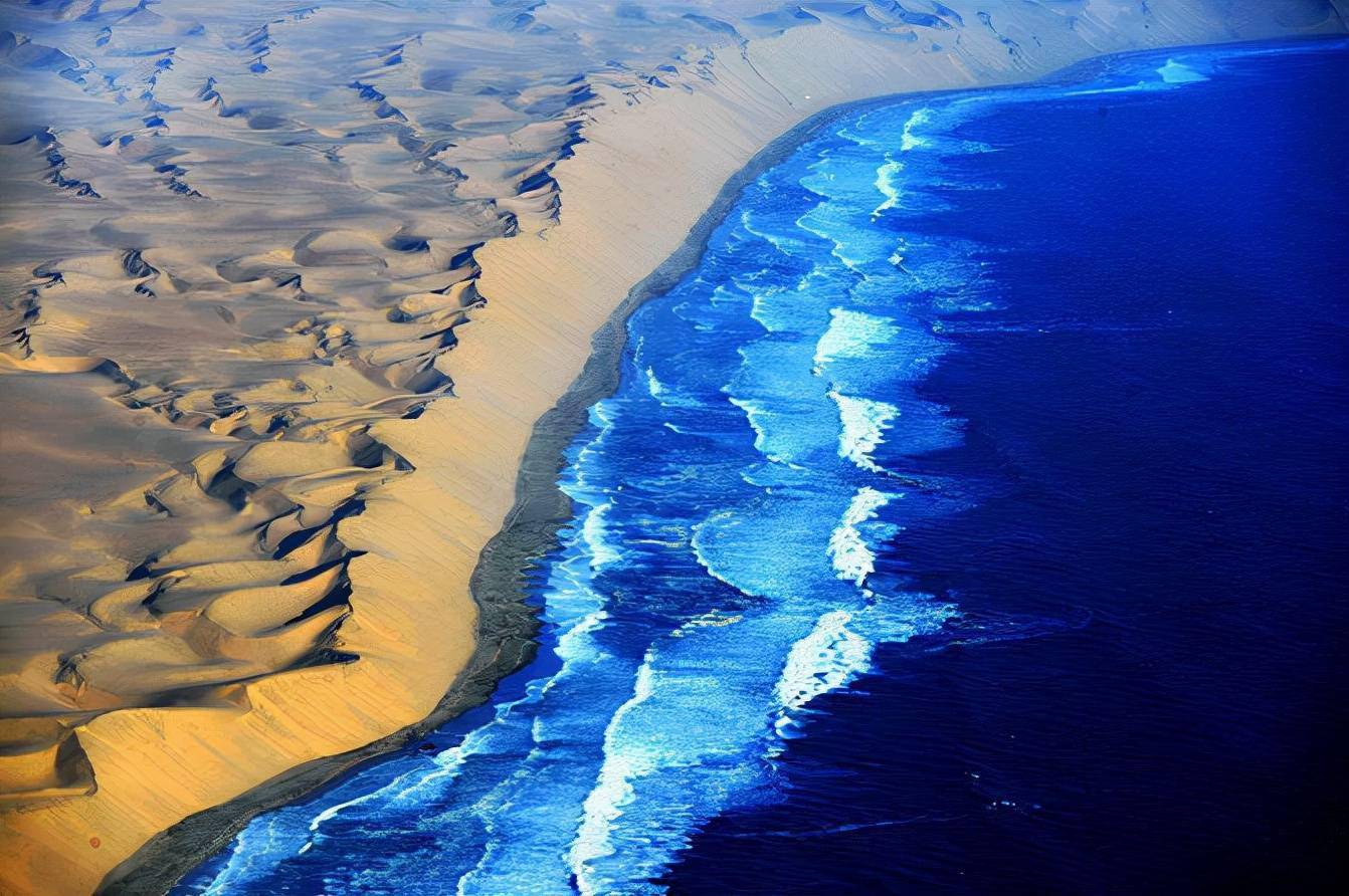 纳米布沙漠沙漠与大海并存一边生命的天堂一边生命的地狱