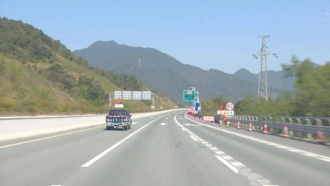 相关指引信息已经被覆盖,出口匝道指示牌的武深高速仁新段北行深渡水