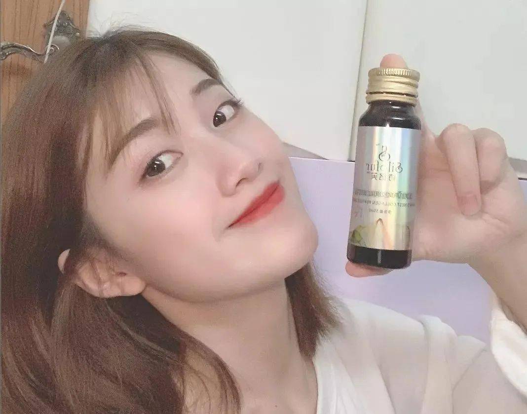 产品女人坚持喝它，肌肤白1度，色斑，暗沉通通消失，皮肤水嫩光滑，别怪我发晚了