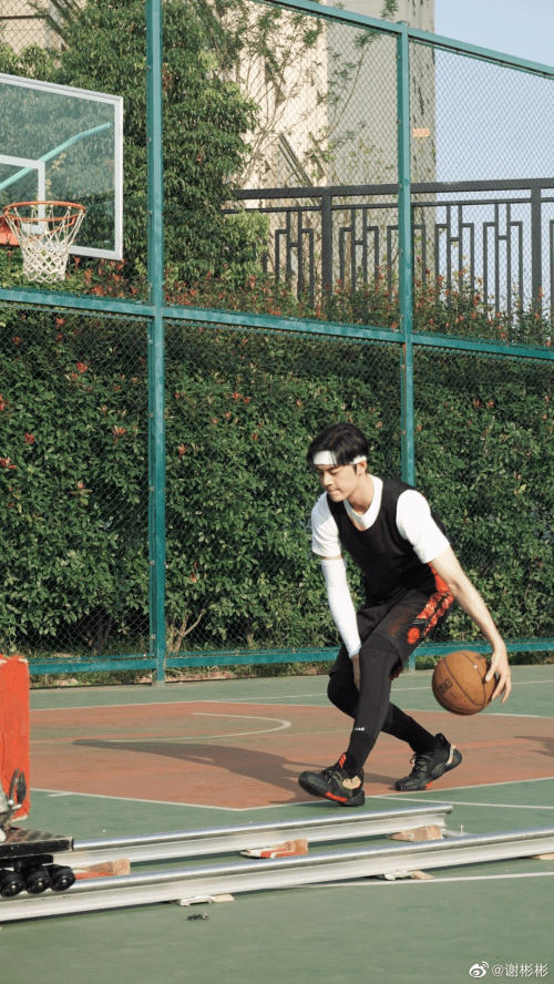 谢彬彬搬砖日常大放送 打篮球运动细胞超好