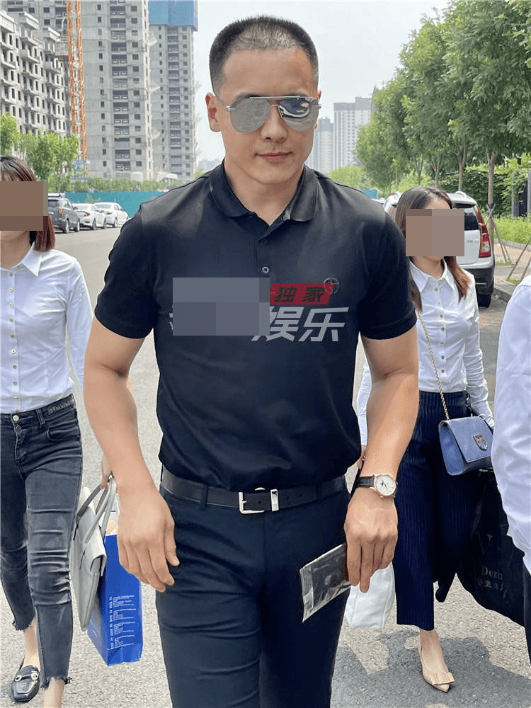 高云翔现身法院打官司戴墨镜单手插袋气场足被问复出微微一笑