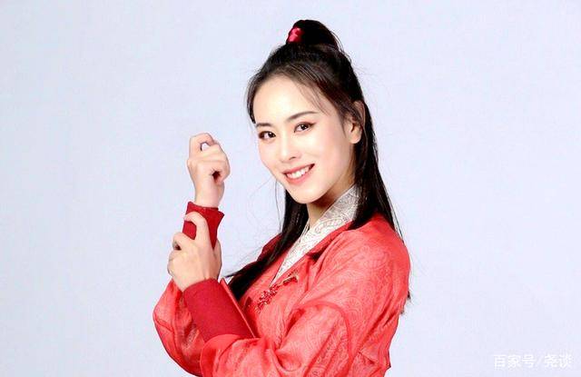 现代周芷若凌云提剑扔垃圾成为网红陈赫请她店前空翻