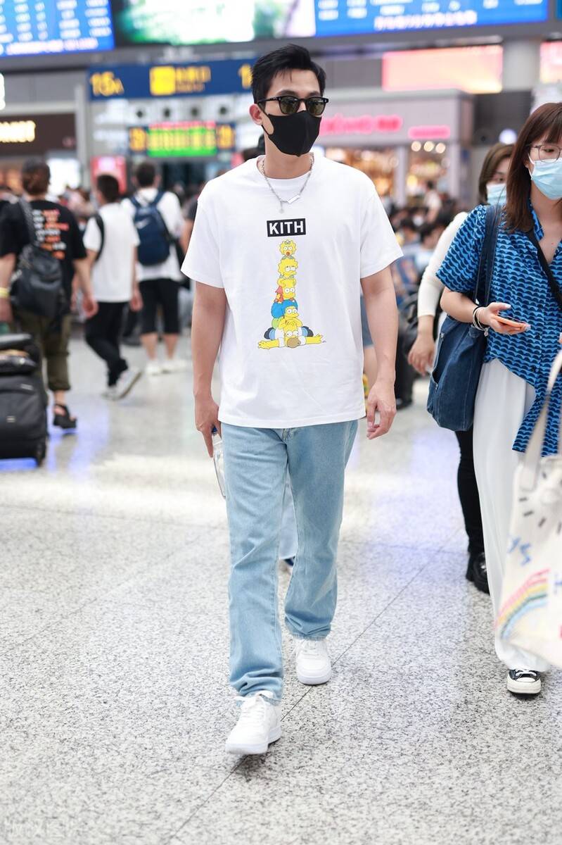 欧豪戴墨镜和口罩遮面低调出行,穿白色印花t恤搭配蓝色牛仔裤_欧豪