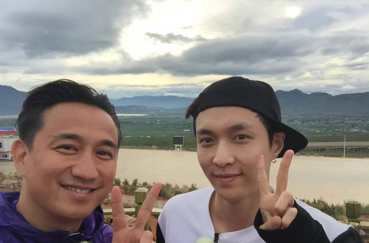 张艺兴发文祝黄磊老师生日快乐,师徒组合关系真的很棒啊!