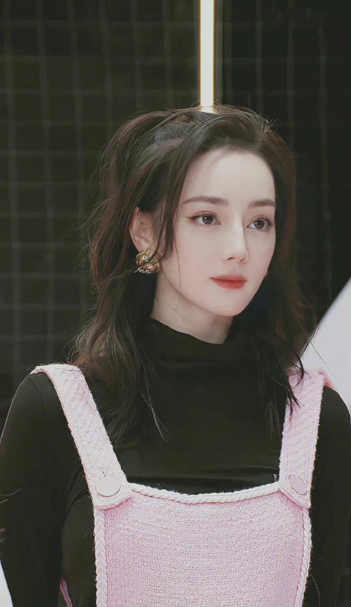 迪丽热巴今日活动造型热巴身穿粉色背带裤妥妥甜妹