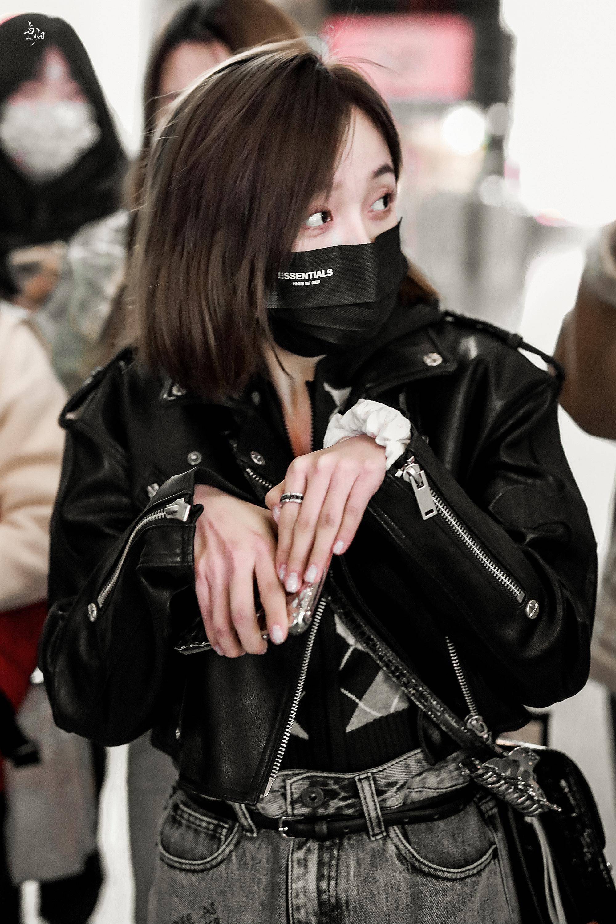 吴宣仪今日份机场look 皮衣短发,又甜又飒,p1好像小猫咪……_憧憬