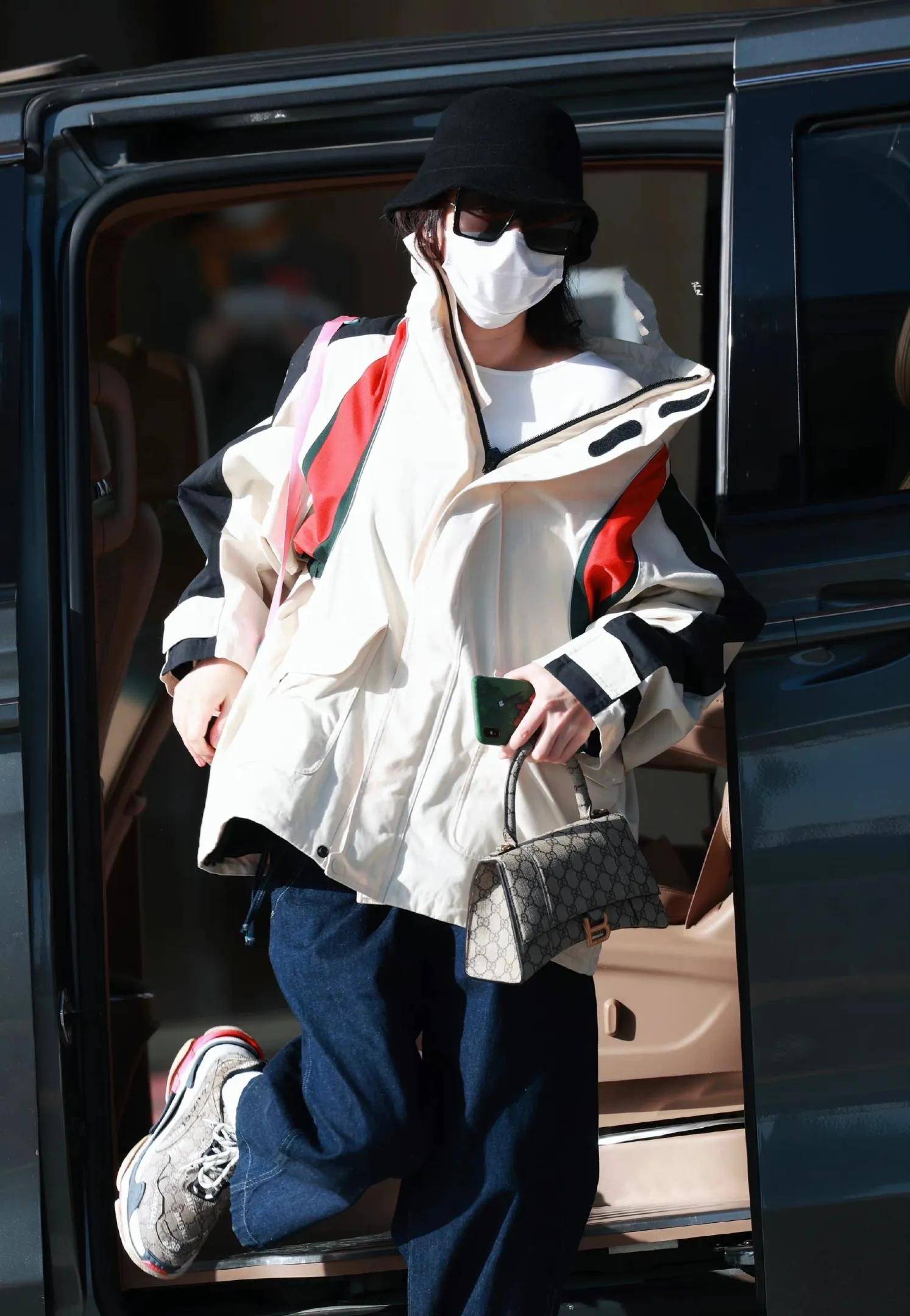 倪妮上班私服戴着黑色渔夫帽身穿白红黑三色外套简约时尚