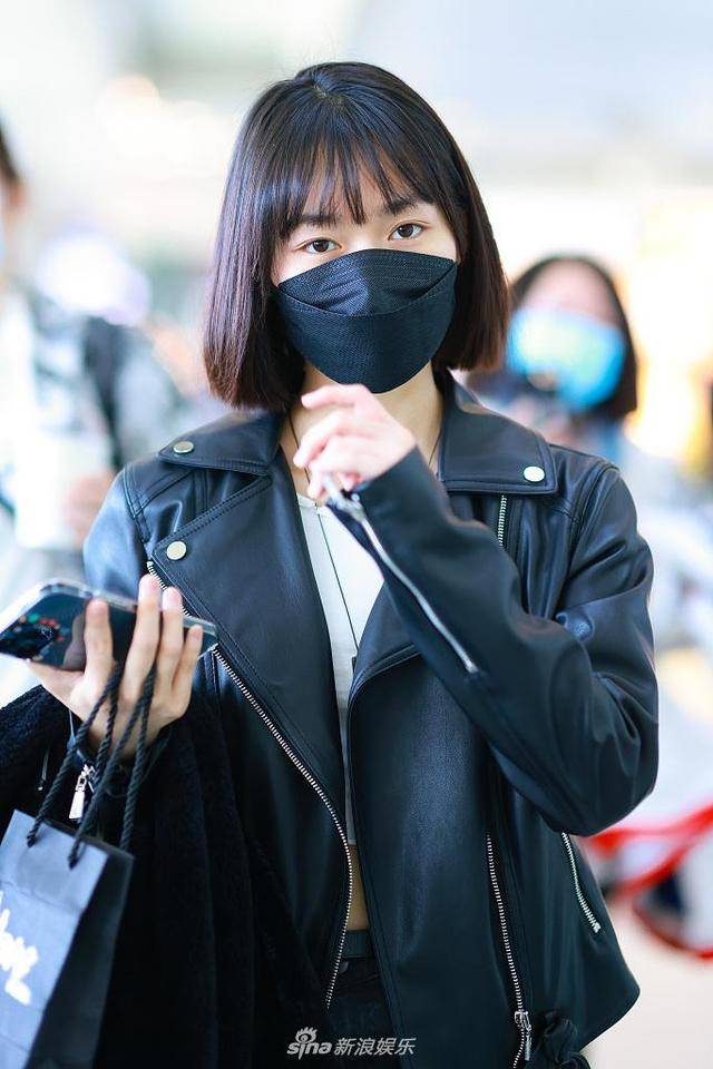 组图段奥娟解约风波后首现身短发显精神获粉丝送花