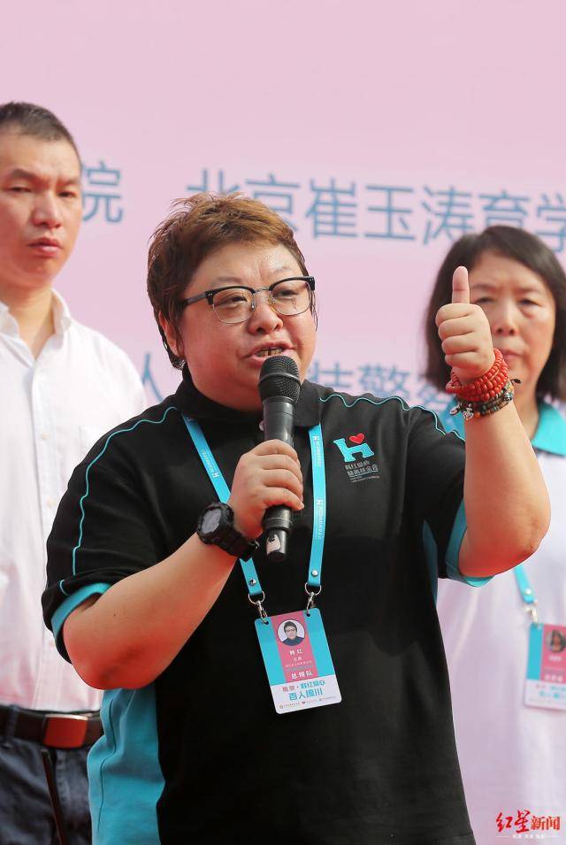 的"韩红爱心百人援川"之"大型医疗援助公益活动"在成都金牛宾馆启动