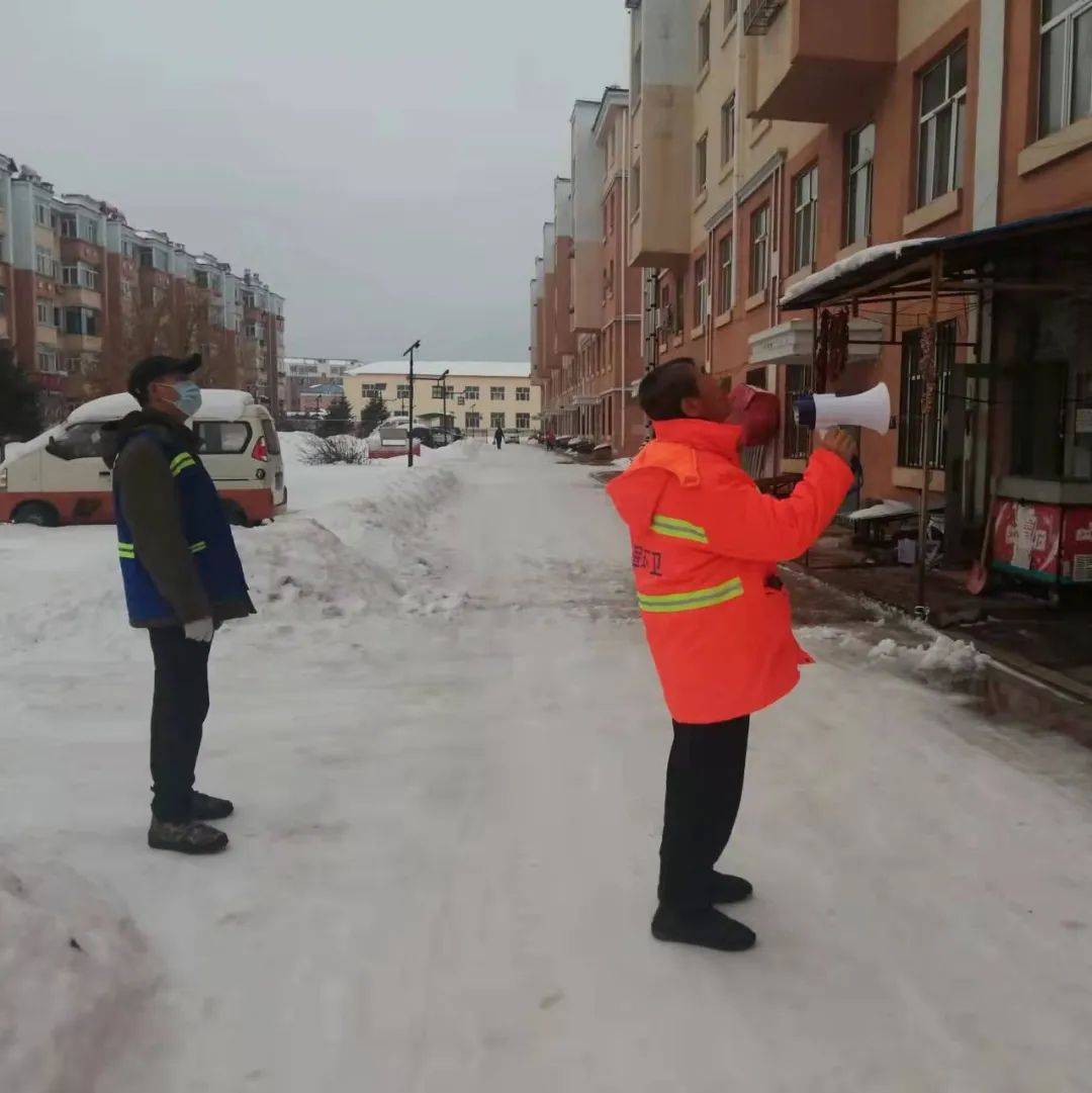 【我为群众办实事】天暖雪融 高空坠雪须当心楼房环卫服务 9677