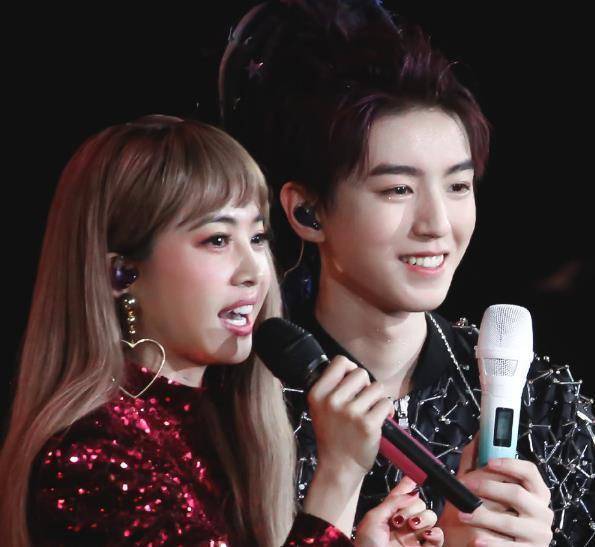 王俊凯上线祝"姐姐"生日快乐,文案说明姐弟关系极好,合照慕了_舒淇_女