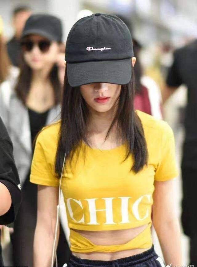 鞠婧祎的腰太细了这么小的紧身衣都穿不满说她有76斤我不信
