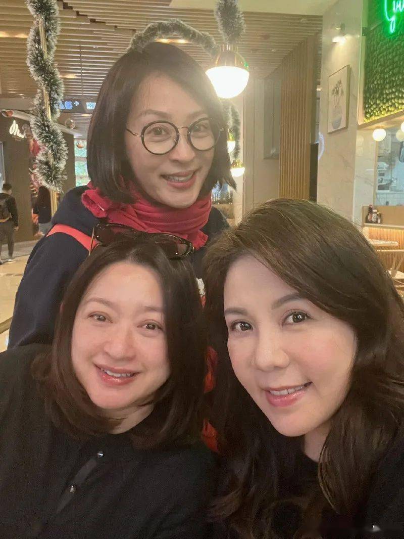 55岁黎美娴近照曝光曾恋梁朝伟陷三角关系息影20年嫁元朗铺王