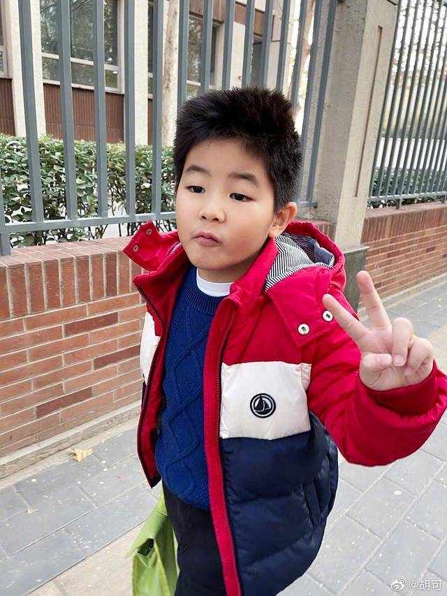 相比于安吉的完美造型,小鱼儿则比较不拘小节,他发型凌乱发量却惊人