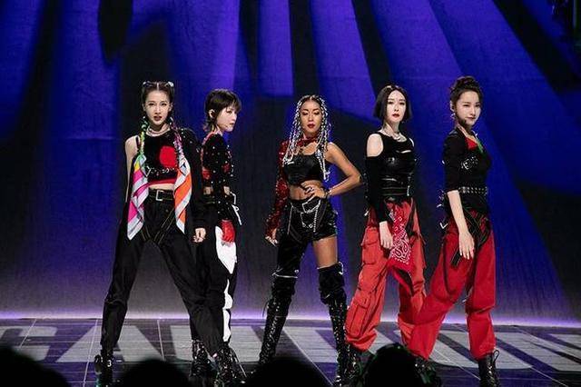 胡静《无乐不作》又飒又a 短发公主切银线特工感十足_姐姐_舞台_吉克