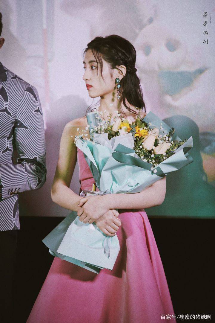 张子枫的壮硕斜方肌不见了是怎么做到的